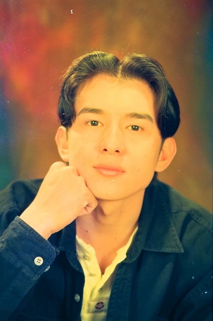 Đây là hình ảnh Đan Trường khi mới vào nghề năm 1997. Mái tóc rẽ ngôi giữa kiểu các tài tử Đài Loan của anh làm xiêu lòng bao thiếu nữ và trở thành mốt tóc thời thượng của các chàng trai cho đến tận năm 2002.